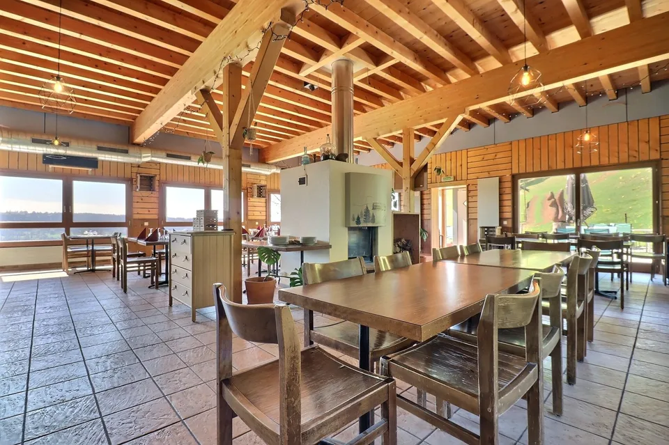 Gebäude mit Restaurant und Wohnungen – Touristische Lage in Vaulion