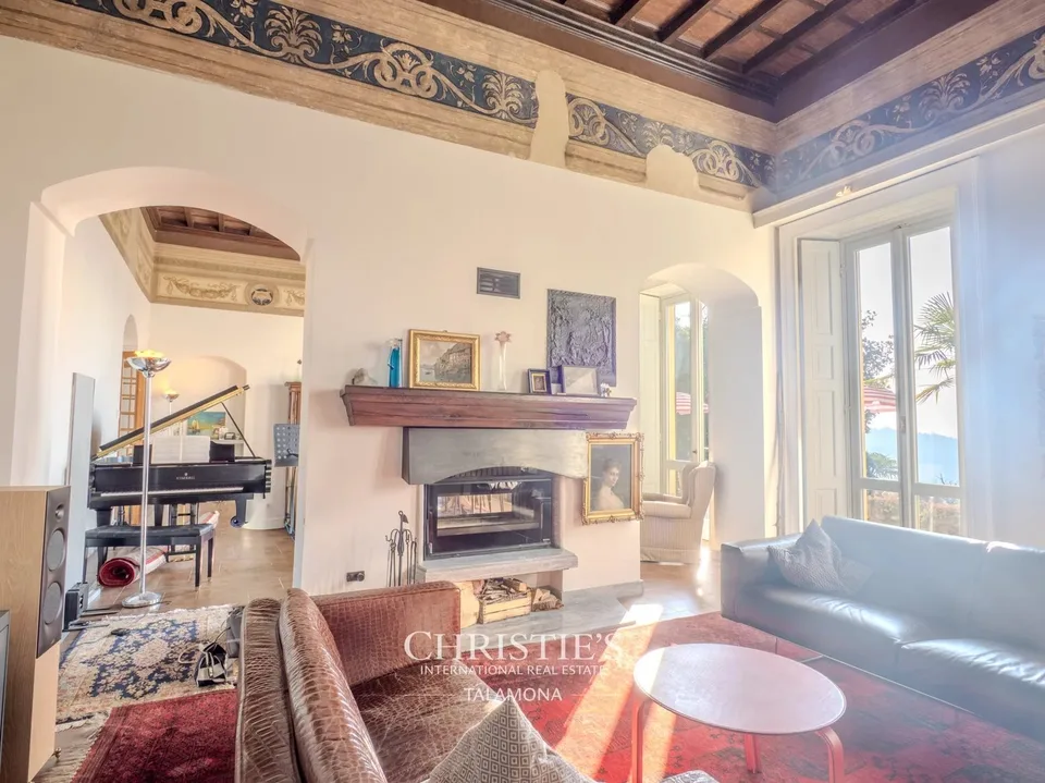 Elegante Villa mit wunderschönem Seeblick in Besozzo