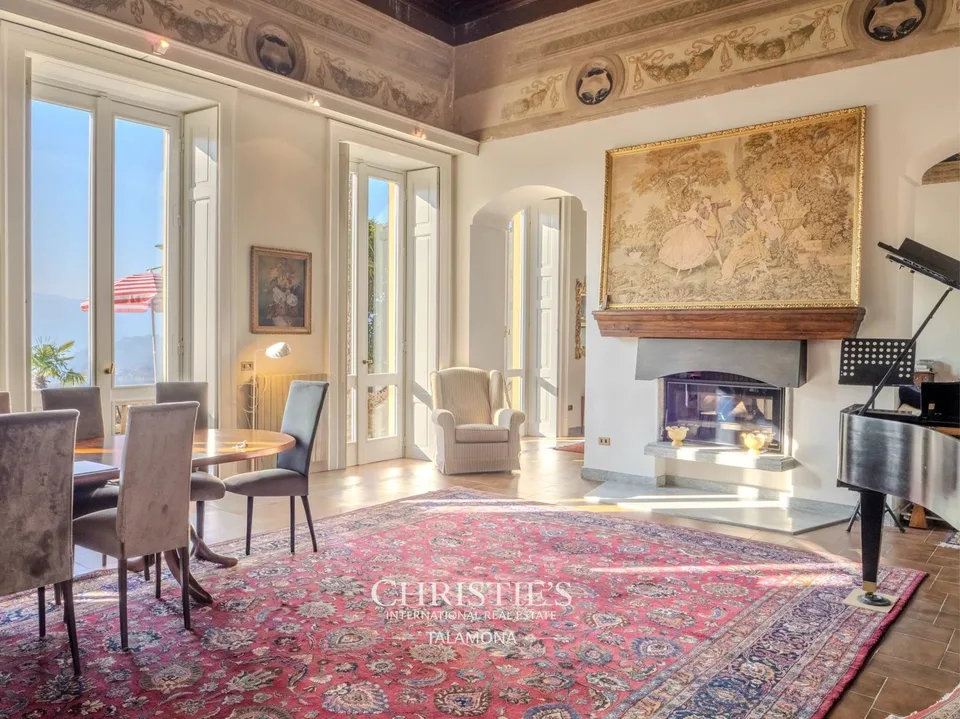 Elegante Villa mit wunderschönem Seeblick in Besozzo