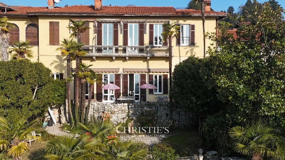 Elegante Villa mit wunderschönem Seeblick in Besozzo