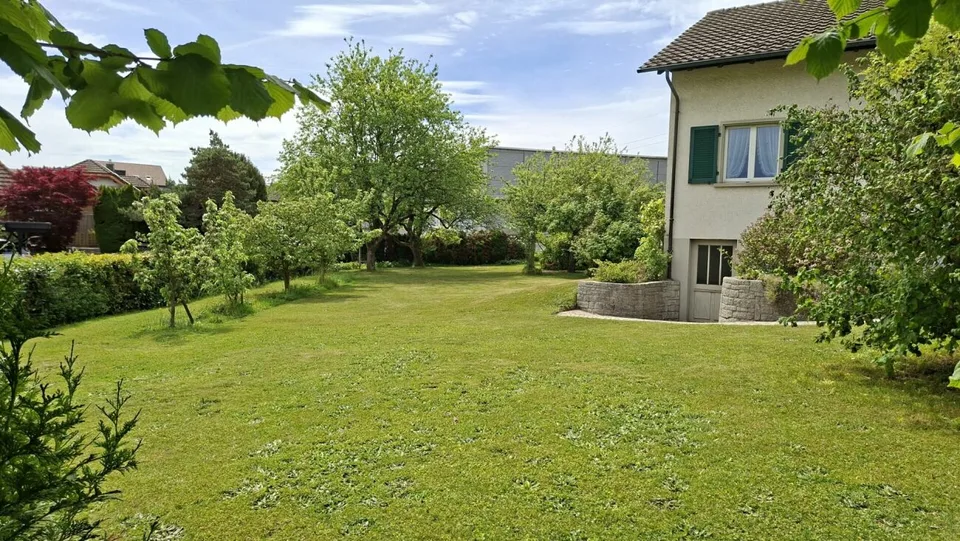 Freistehendes 5.5-Zimmer-Einfamilienhaus mit herrlichem Garten an wunderbar erhöhter Lage – Foto 14 von 16