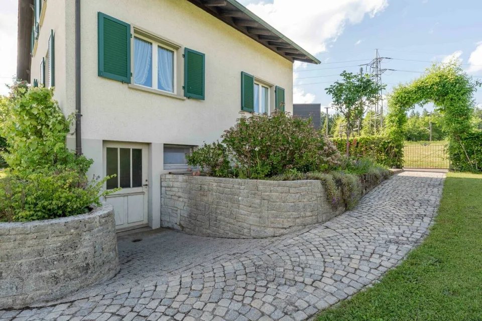 Freistehendes 5.5-Zimmer-Einfamilienhaus mit herrlichem Garten an wunderbar erhöhter Lage – Foto 15 von 16
