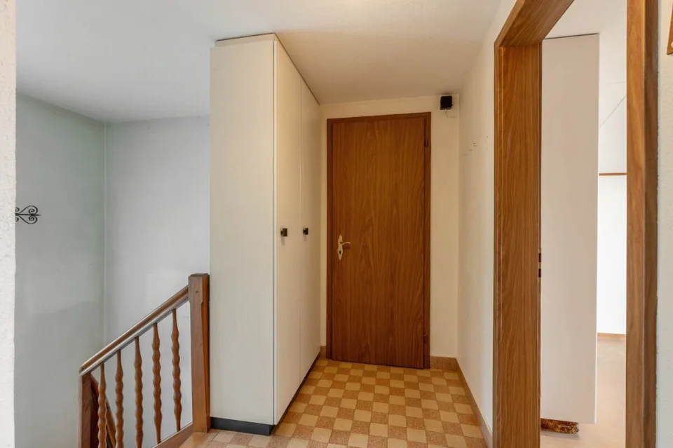 Freistehendes 5.5-Zimmer-Einfamilienhaus mit herrlichem Garten an wunderbar erhöhter Lage – Foto 11 von 16
