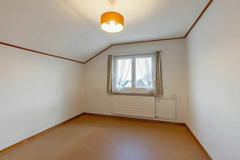 Freistehendes 5.5-Zimmer-Einfamilienhaus mit herrlichem Garten an wunderbar erhöhter Lage – Foto 12 von 16