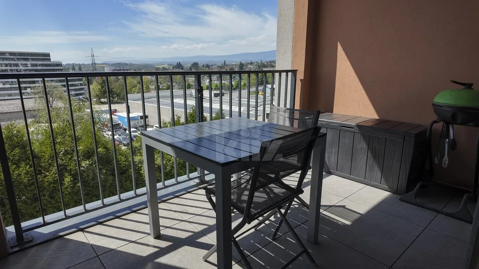 Schönes modernes Apartment mit Loggia und freier Sicht
