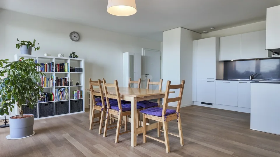 Schönes modernes Apartment mit Loggia und freier Sicht