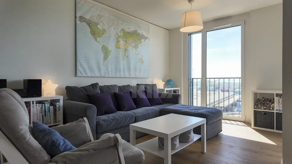Schönes modernes Apartment mit Loggia und freier Sicht