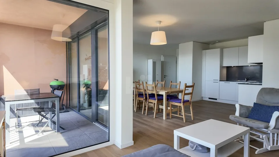 Schönes modernes Apartment mit Loggia und freier Sicht