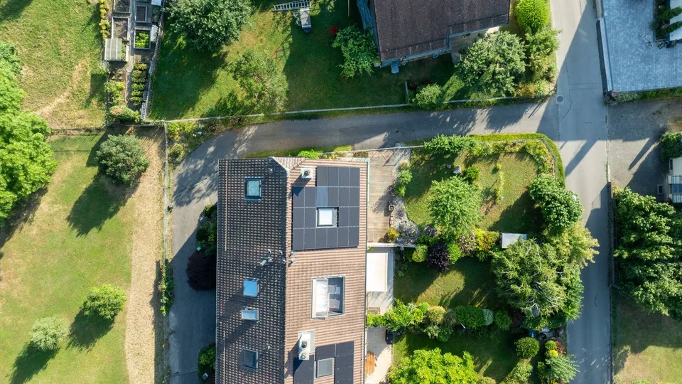 VILLA FAMILIALE EN PIGNON AVEC JARDIN, DANS UN CADRE VERDOYANT