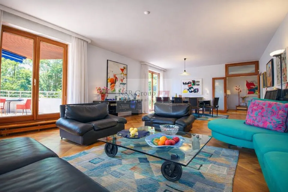 Wohnung mit großzügiger Terrasse, Park- und Poolblick - Verkauf in SI
