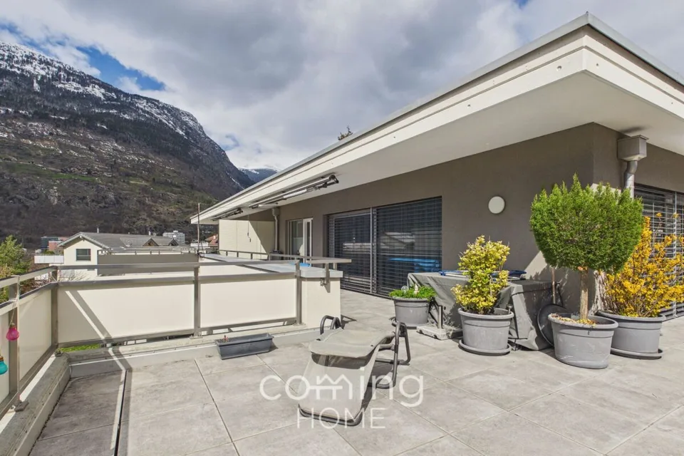 Sopra i tetti di Brig-Glis - Attico di 4,5 locali con grande terrazza e vista sul castello di Stockalper