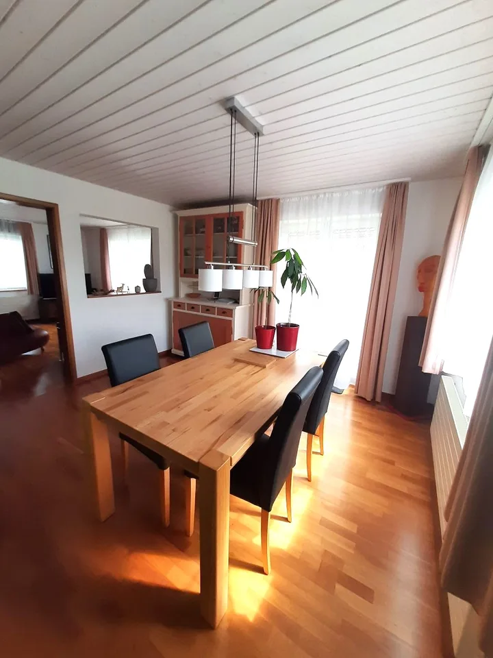 5 1/2 Zi.-Einfamilienhaus mit sep. Doppelgarage