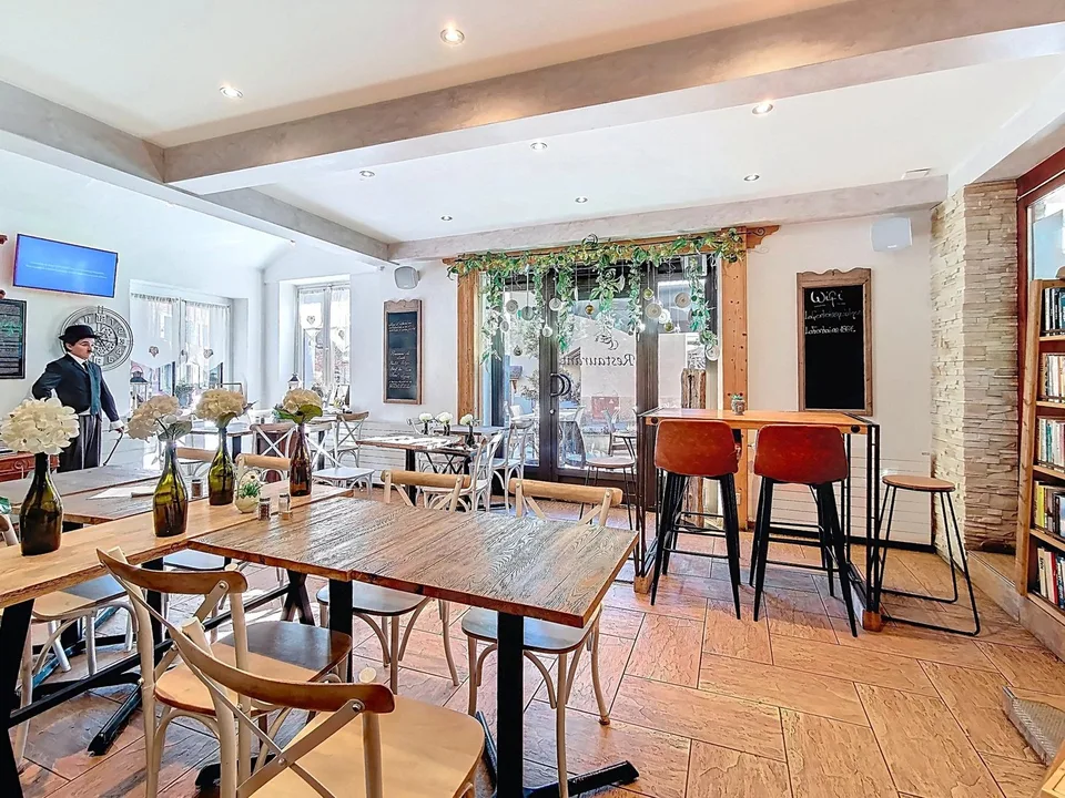 Café - Ristorante nel centro di Ollon!