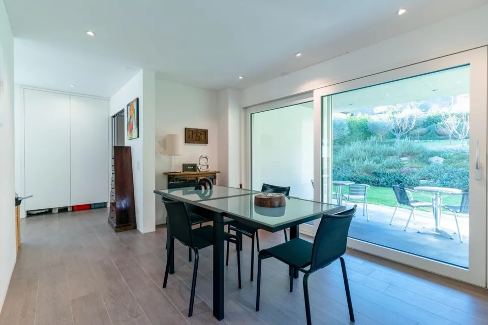 Moderne 4.5-Zimmer-Wohnung mit privatem Garten, Cheminée und Fitnessraum – eine Oase der Ruhe in Arcegno