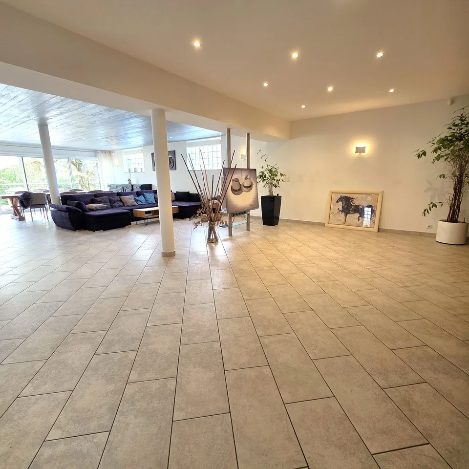 Family-friendly and convivial house with exceptional volumes
