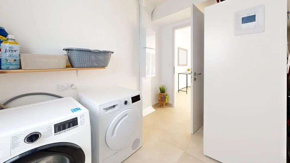 Moderne einstöckiges Haus mit hochwertigen Ausstattungen und offenen Blicken – Foto 12 von 13