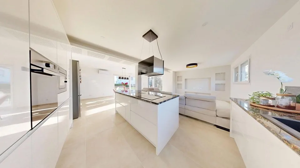 Maison à étage unique moderne avec finitions de haute qualité et vues ouvertes
