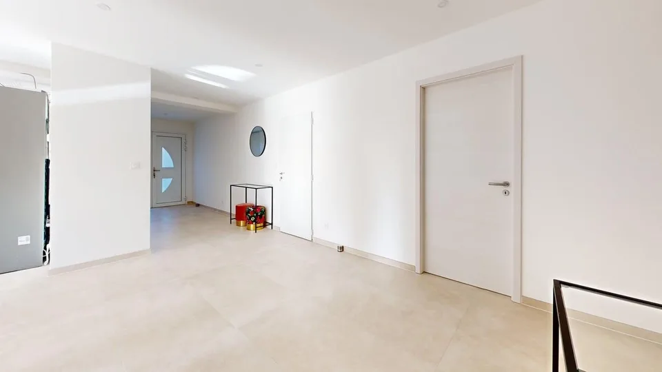 Moderne einstöckiges Haus mit hochwertigen Ausstattungen und offenen Blicken – Foto 7 von 13