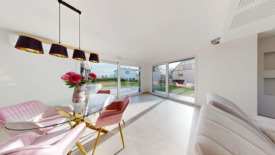 Modern single-storey house with high-end finishes and open views