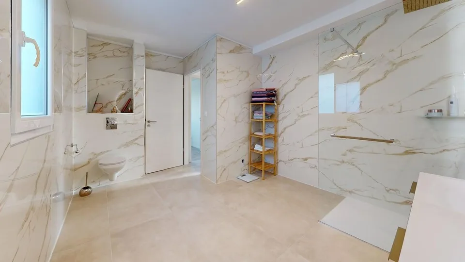 Moderne einstöckiges Haus mit hochwertigen Ausstattungen und offenen Blicken – Foto 6 von 13