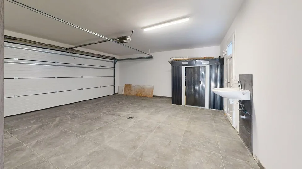Moderne einstöckiges Haus mit hochwertigen Ausstattungen und offenen Blicken – Foto 13 von 13