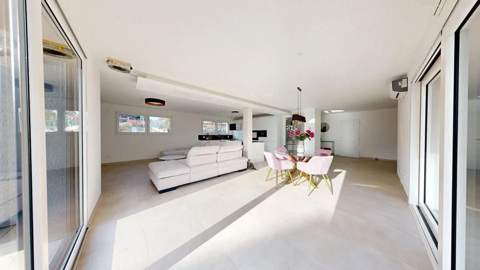 Maison à étage unique moderne avec finitions de haute qualité et vues ouvertes