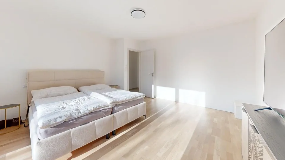 Moderne einstöckiges Haus mit hochwertigen Ausstattungen und offenen Blicken – Foto 11 von 13