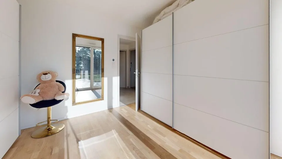 Moderne einstöckiges Haus mit hochwertigen Ausstattungen und offenen Blicken – Foto 8 von 13
