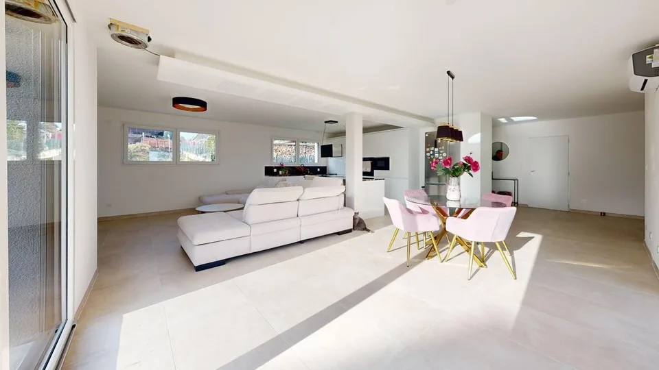Maison à étage unique moderne avec finitions de haute qualité et vues ouvertes