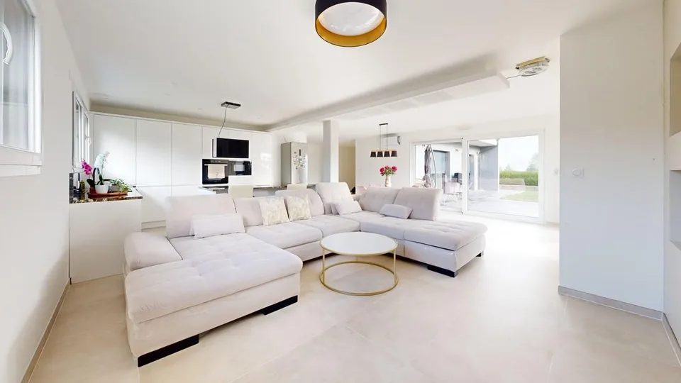 Maison à étage unique moderne avec finitions de haute qualité et vues ouvertes