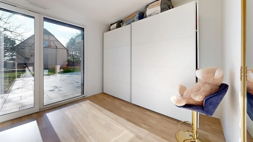 Moderne einstöckiges Haus mit hochwertigen Ausstattungen und offenen Blicken – Foto 9 von 13