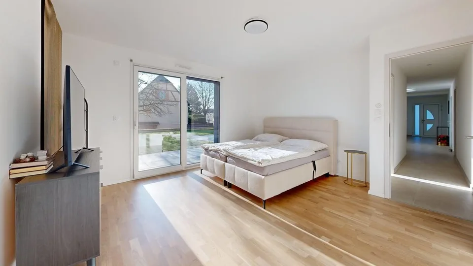 Moderne einstöckiges Haus mit hochwertigen Ausstattungen und offenen Blicken – Foto 10 von 13