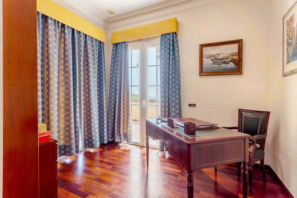 LUXURIOUS VILLA WITH BREATH-TAKING SEA VIEW IN A PRIVILEGED RESIDENTIAL AREA – photo 10 of 14