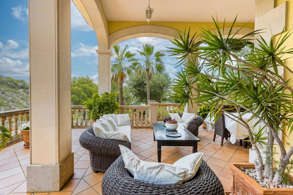 VILLA DI LUSSO CON VISTA MOZZAFIATO SUL MARE IN UN'AREA RESIDENZIALE PRIVILEGIATA