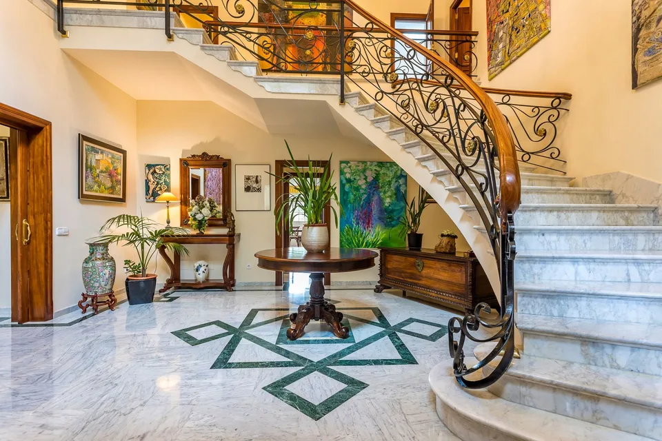 VILLA DI LUSSO CON VISTA MOZZAFIATO SUL MARE IN UN'AREA RESIDENZIALE PRIVILEGIATA