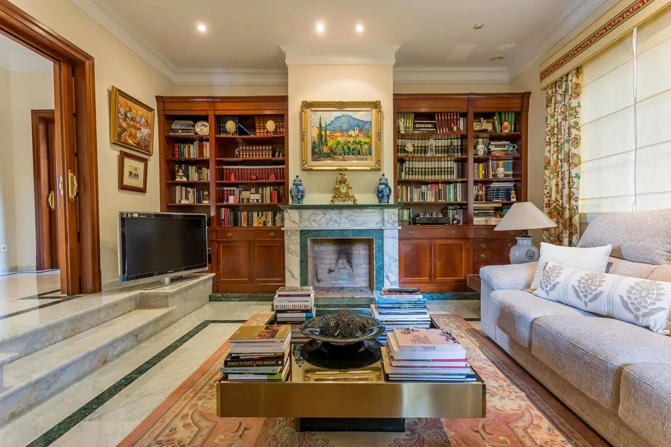 LUXURIOUS VILLA WITH BREATH-TAKING SEA VIEW IN A PRIVILEGED RESIDENTIAL AREA – photo 7 of 14