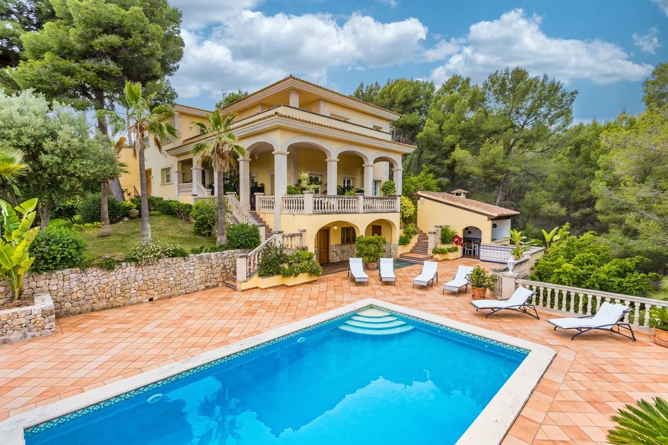 LUXURIÖSE VILLA MIT ATEMBERAUBENDEM MEERBLICK IN EINER PRIVILEGIERTEN WOHNGEGEND