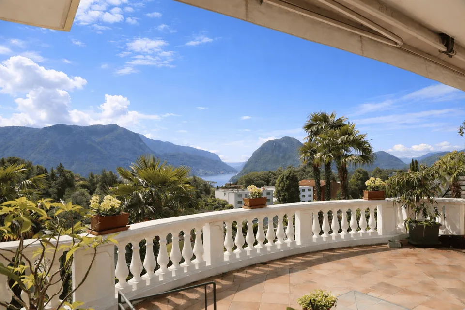 Panoramavilla mit Blick auf den Luganersee und Pool