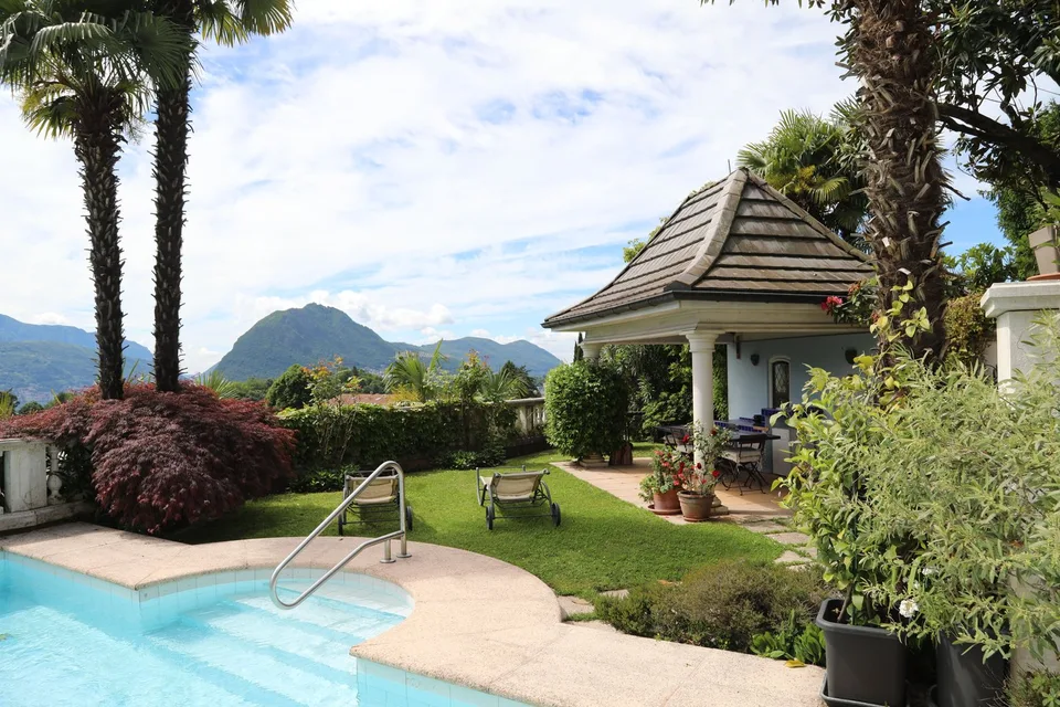 Panoramavilla mit Blick auf den Luganersee und Pool