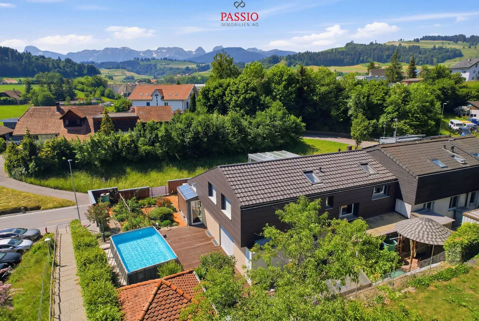 7-Zimmer 2-Familienhaus mit Studio, Gewerbefläche & Alpenblick