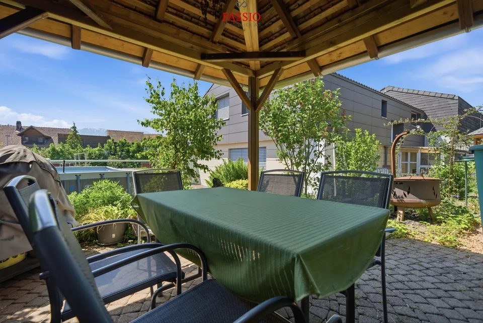 7-Zimmer 2-Familienhaus mit Studio, Gewerbefläche & Alpenblick