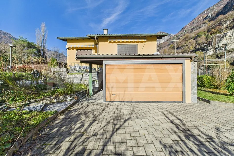 Casa unifamiliare con appartamento indipendente e ampio giardino