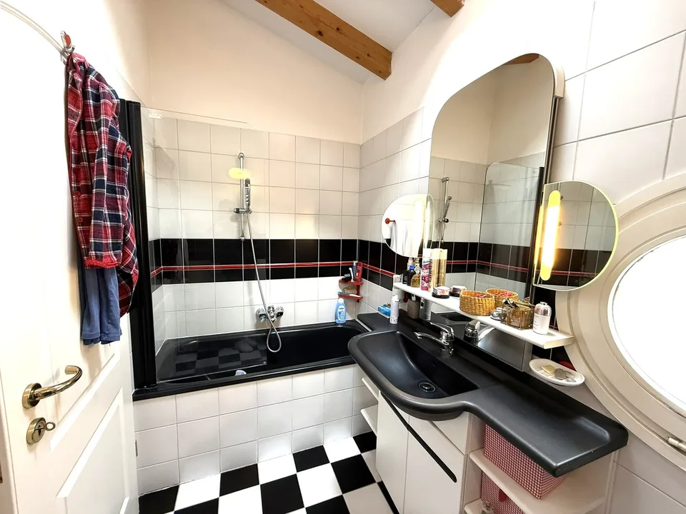 Große Villa mit 7,5 Zimmern, sehr nahe an Kindergarten, Grund- und Mittelschule – Foto 26 von 30