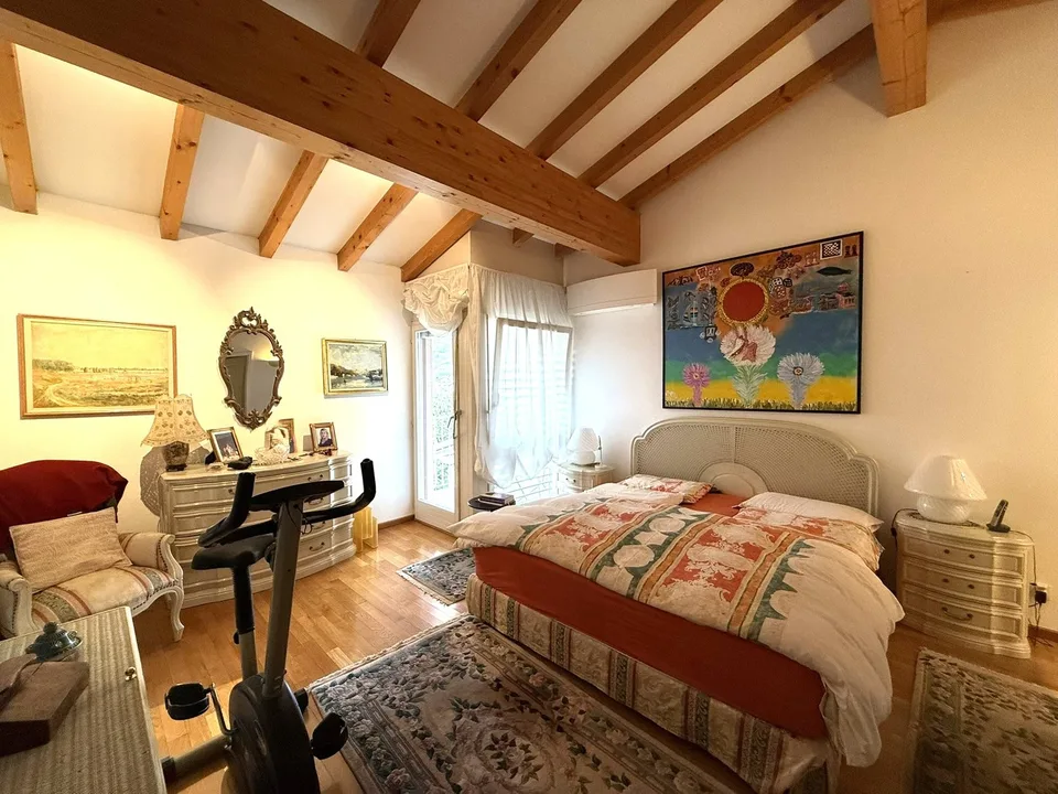 Große Villa mit 7,5 Zimmern, sehr nahe an Kindergarten, Grund- und Mittelschule – Foto 28 von 30