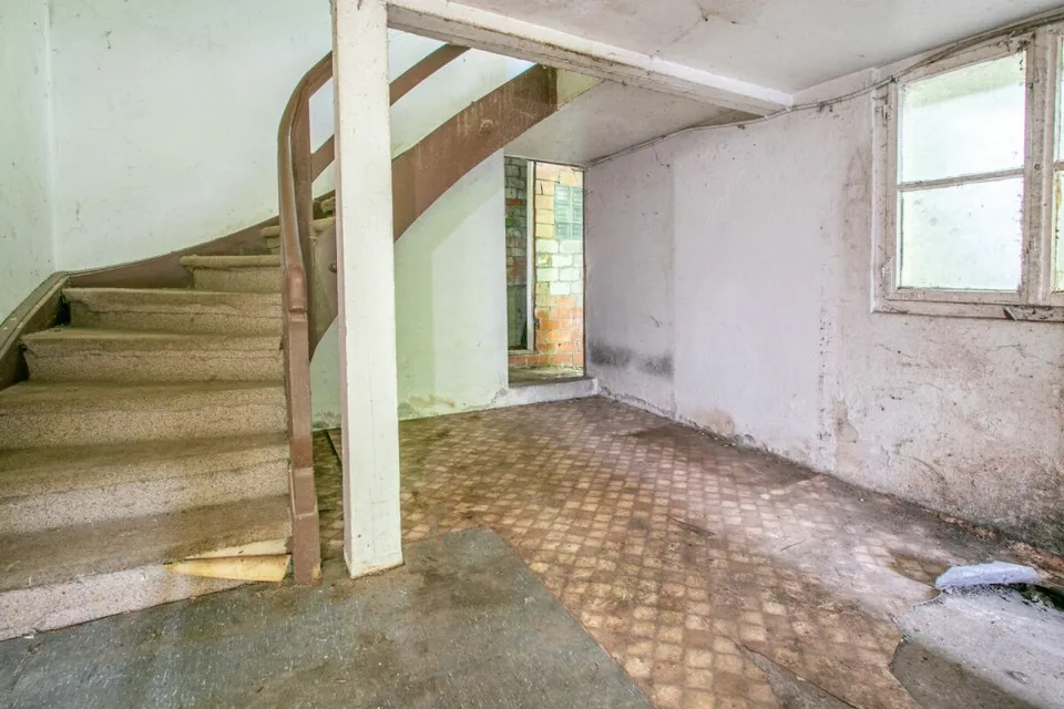 Casa residenziale storica con esigenze di ristrutturazione e grande potenziale