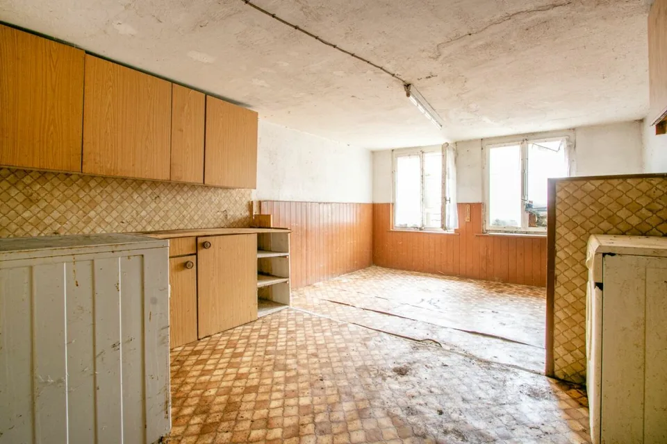 Casa residenziale storica con esigenze di ristrutturazione e grande potenziale