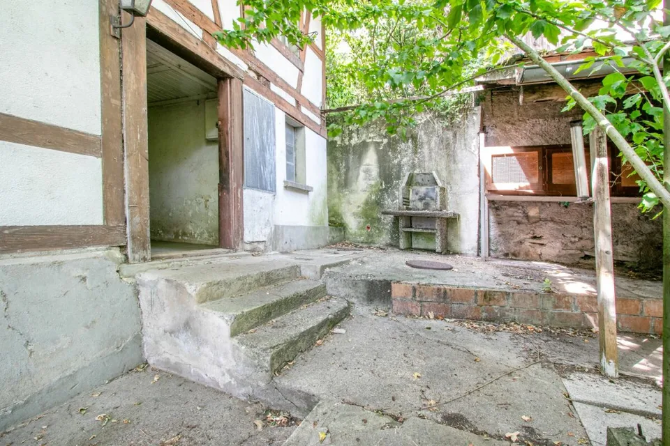 Casa residenziale storica con esigenze di ristrutturazione e grande potenziale