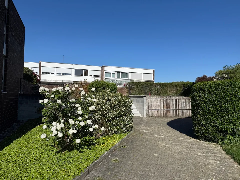 Sonniges 4.5 Zi.-Reihen-EFH mit 2 Gärten & EHP