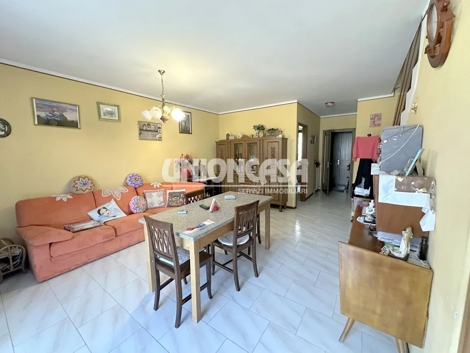 Villetta a schiera in vendita a Bizzarone – 3.5 locali con garage e balcone