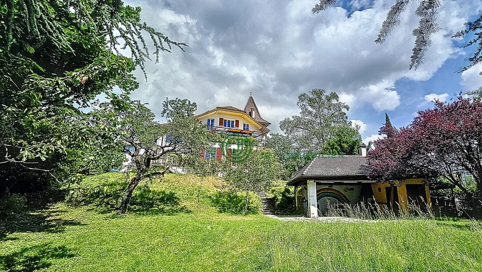 GRANDE MAISON AVEC TOURELLE DANS UN PARC RAVISSANT CORCELLES (NE)